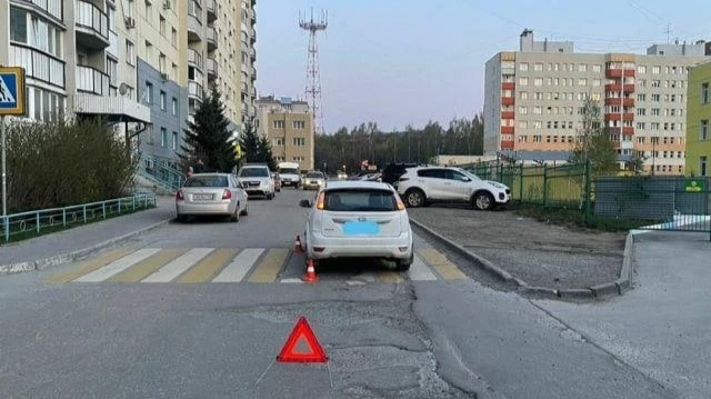 В Новосибирске белый Ford Focus разом сбил 8-летнего мальчика и 46-летняя сибирячку
