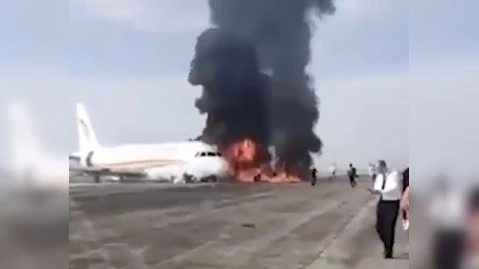 В Китае прямо в аэропорту вспыхнул авиалайнер. Фото: телеграм-канал Shot