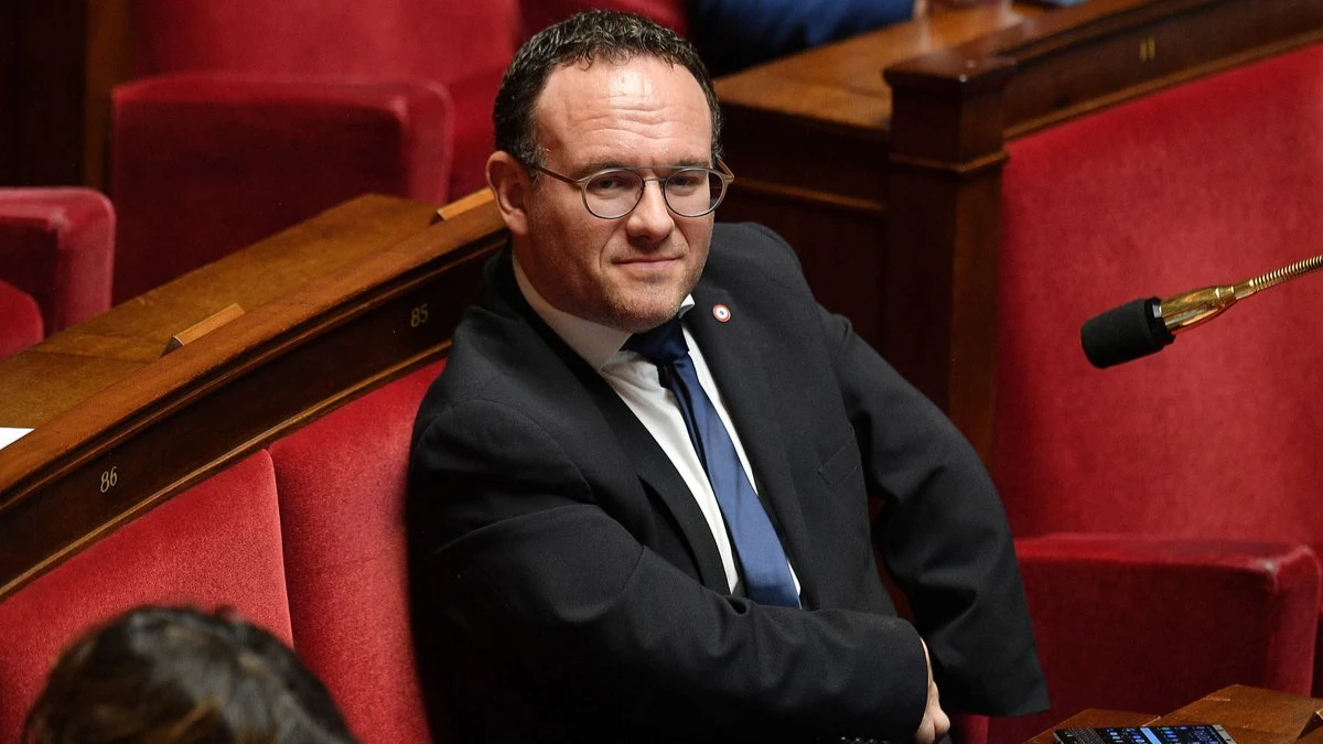 Во Франции министра Дамьена Абада две женщины обвинили в изнасиловании. Он опроверг обвинения и сказал, что просто не мог бы этого сделать – из-за артрогрипоза