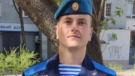 В Новосибирскую область доставили тело 24-летнего военного Александра Евсюкова, погибшего в спецоперации на Украине. На фронте остался его брат-близнец