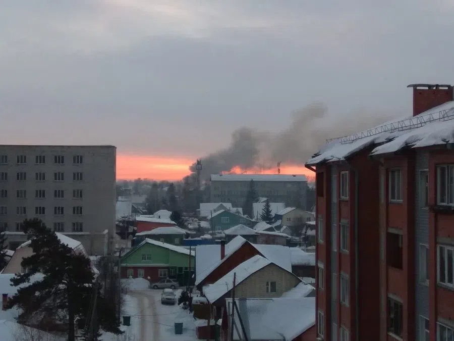 В центре Бердска полыхали 2,5 часа надворные постройки: Огонь уничтожил баню, веранду и летнюю кухню