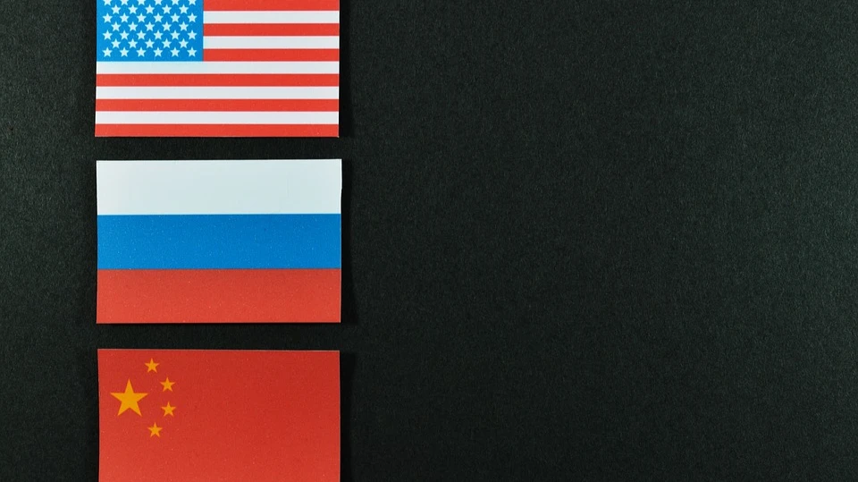Флаги США, России и Китая, источник: Pixabay.com