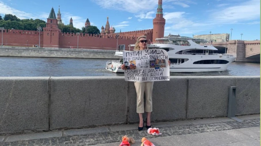 «Путин - убийца!» - создатель столь громкого плаката, экс-сотрудница первого канала Марина Овсянникова, была сегодня задержана полицией