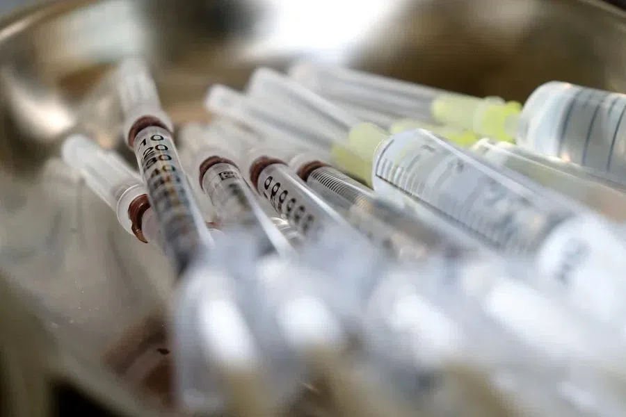 Вакцина “Спутник Лайт”: кому показана и противопоказания