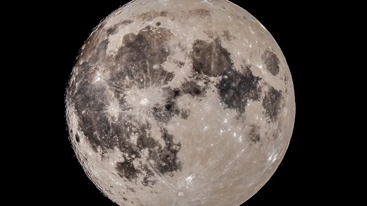 Новолуние и Полнолуние в июне-2022: астрономические особенности лунных суток, время событий, почему полнолуние называют «Клубничным»