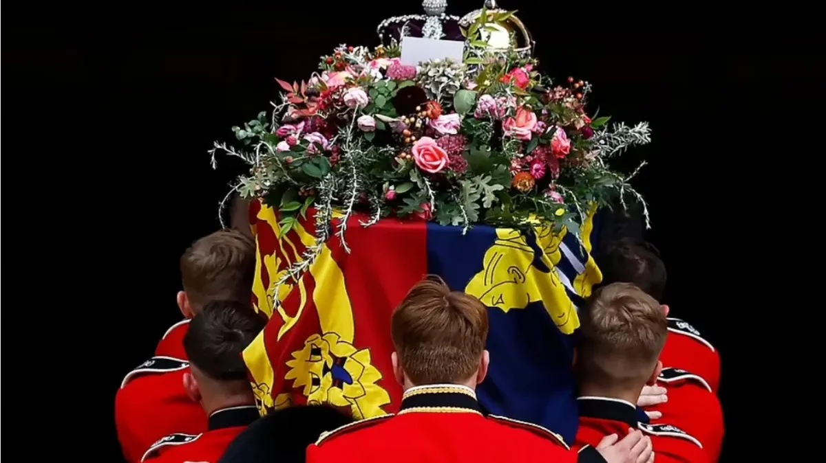 Носильщики несут гроб королевы Елизаветы II в часовню Святого Георгия. Фото: Cetty Images