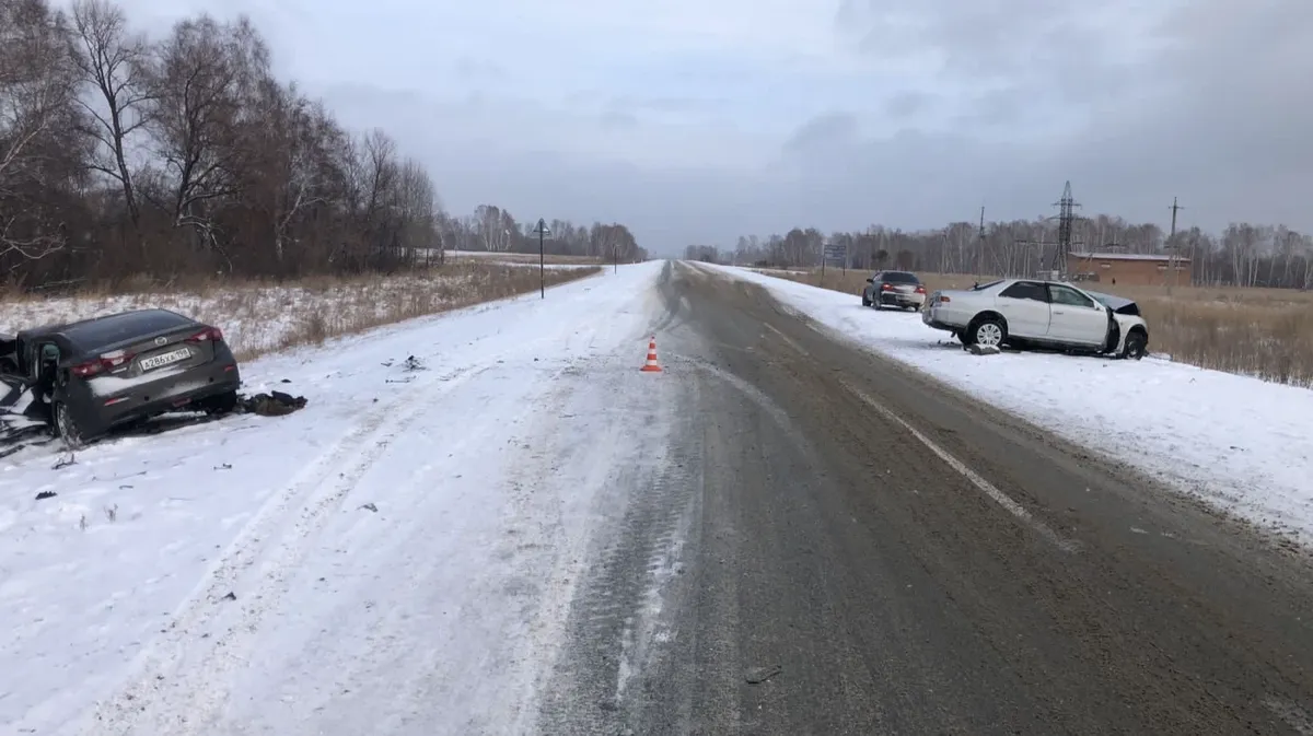 В Новосибирской области два человека погибли в ДТП. Toyota влетела в Mazda на встречной полосе 