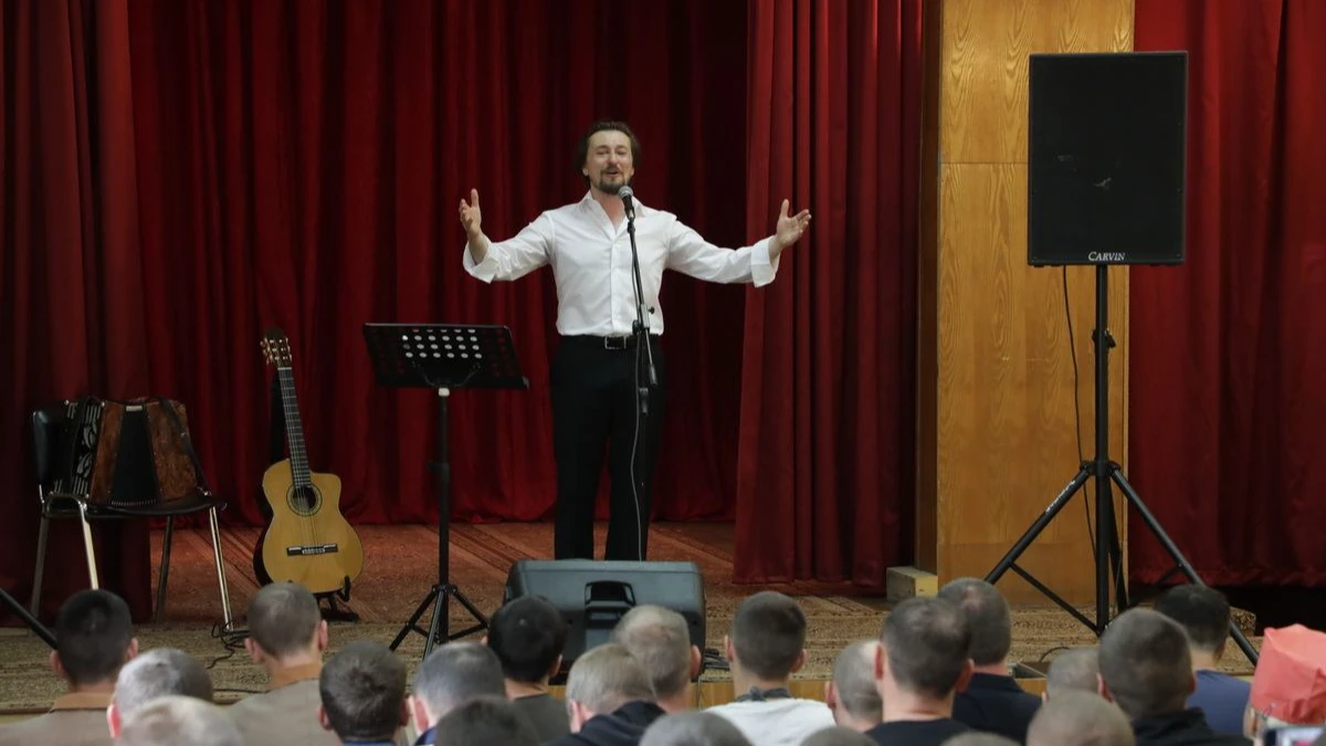 Сергей Безруков навестил военнослужащих в госпитале в Новосибирске. Весь зал пел «От чего так в России березы шумят»
