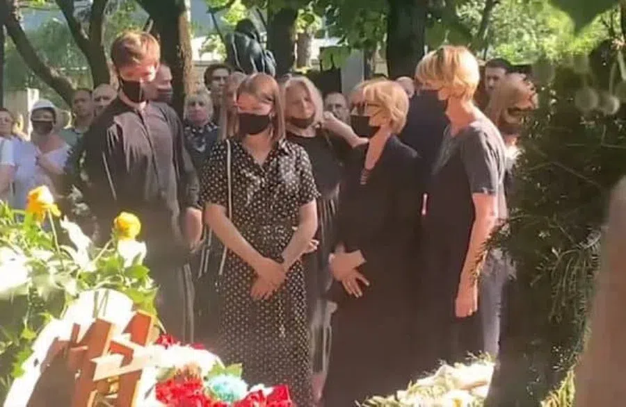 Юлия Меньшова совершила странный обряд на похоронах отца и что-то положила в гроб