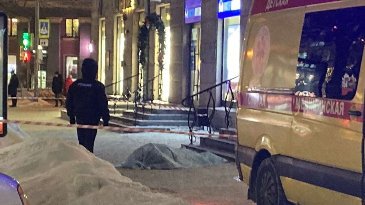 В Новосибирске парень выпал из окна на проходившую внизу девушку