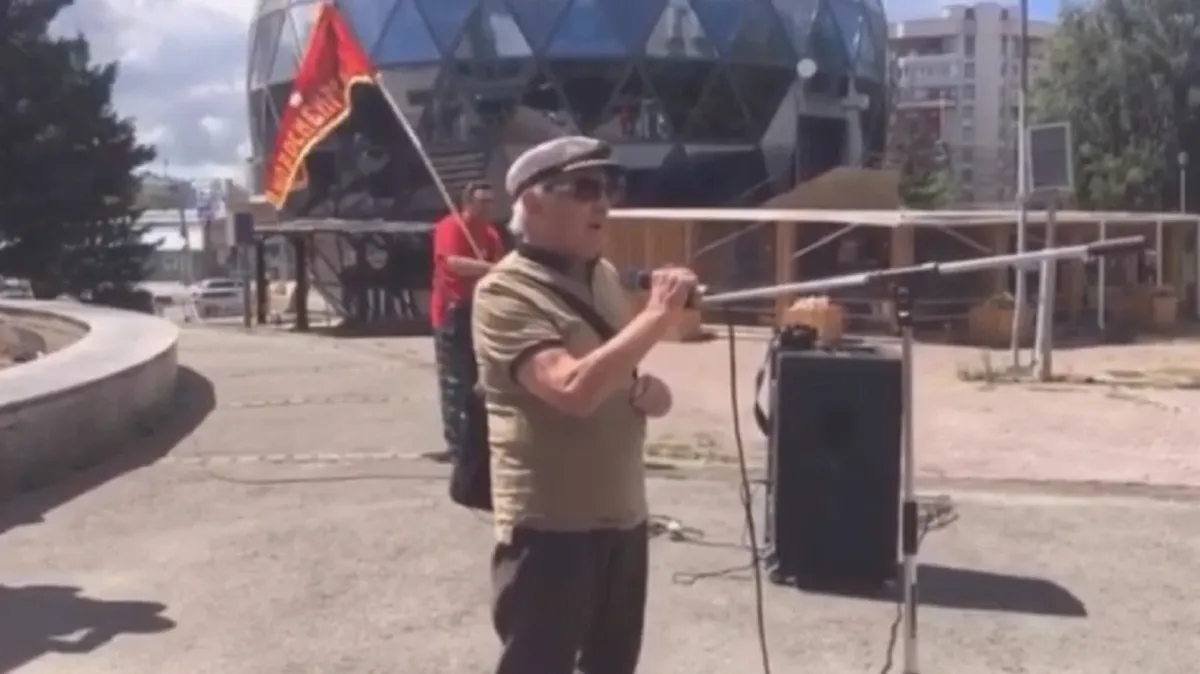 Владимир Степанов выступил в центре Новосибирска. Фото: скриншот с видео