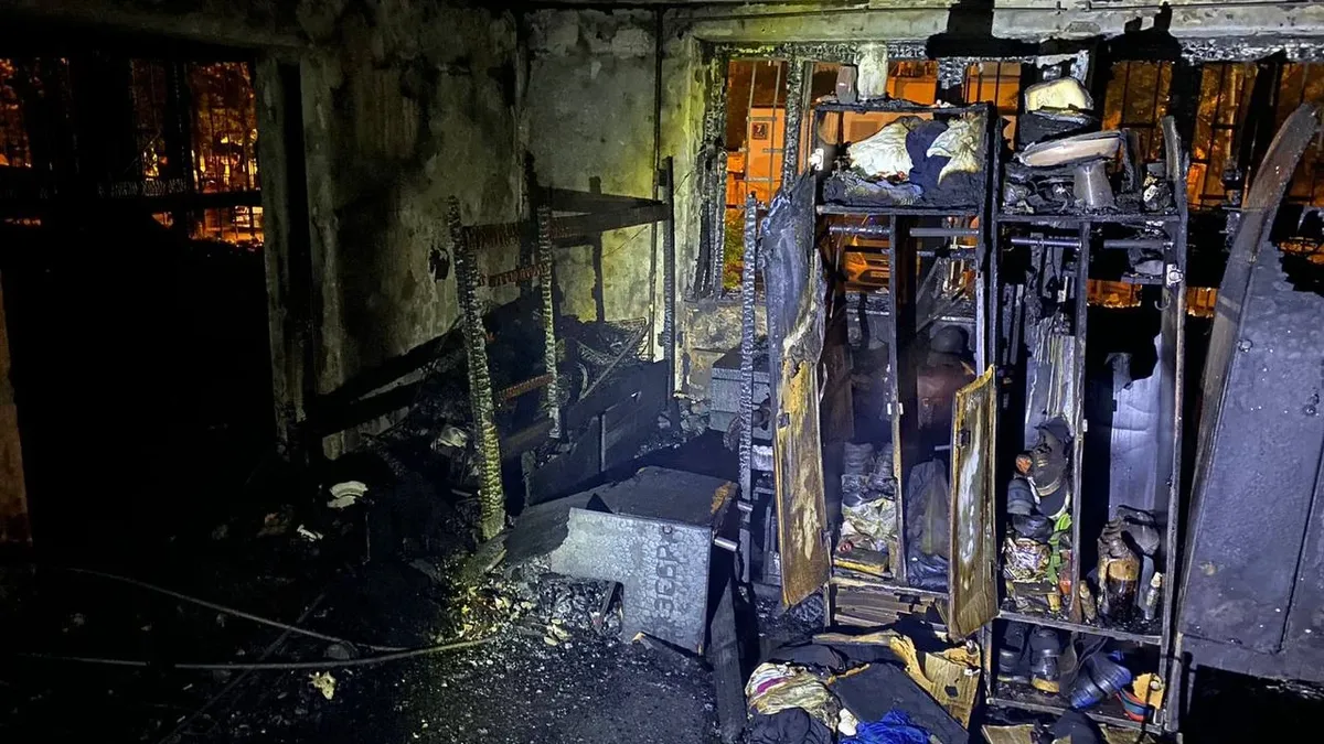 В хостеле на юго-востоке Москвы заживо сгорели 8 постояльцев. В МЧС сказали, что люди не смогли выбраться из огня из-за решеток на окнах 