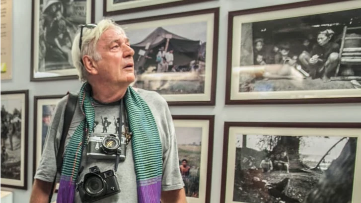 Фотожурналист времен войны во Вьетнаме Тим Пейдж посещает Музей жертв войны в Хошимине, Вьетнам, апрель 2015 года. Фото: Le Quang Nhat/EPA/Shutterstock