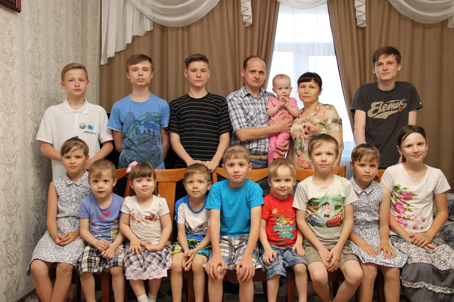 Пожарный из Новосибирска Сергей Мацепуро мечтает об автобусе для своих любимых 14 детей: "Пусть лучше я останусь обиженным, но лишь бы у нас было все хорошо"