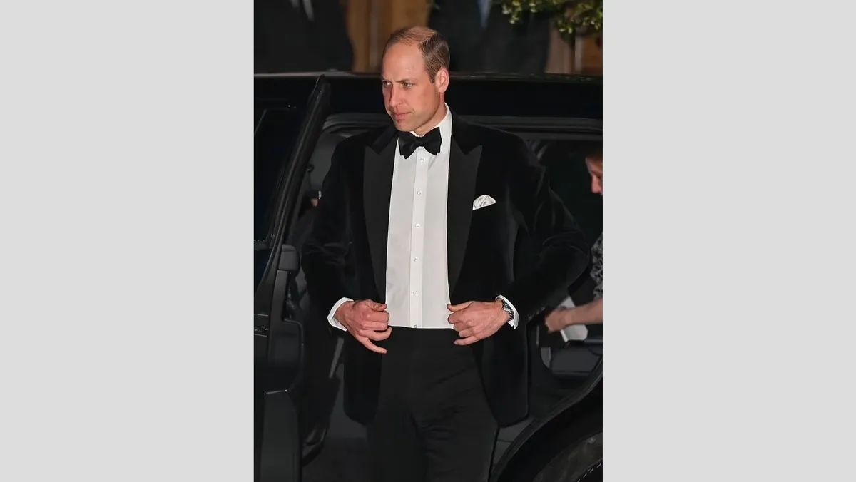 Принц Уильям возвращается на королевскую работу впервые и  публично уронил медаль – что случилось 