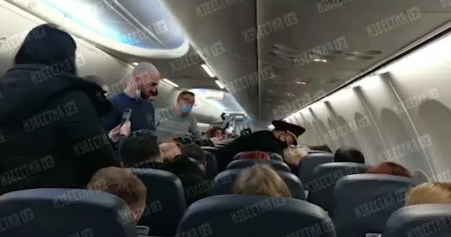 Дебош и истерику устроила пьяная пассажирка на борту самолета Москва-Стамбул. В Турцию она так и не полетела