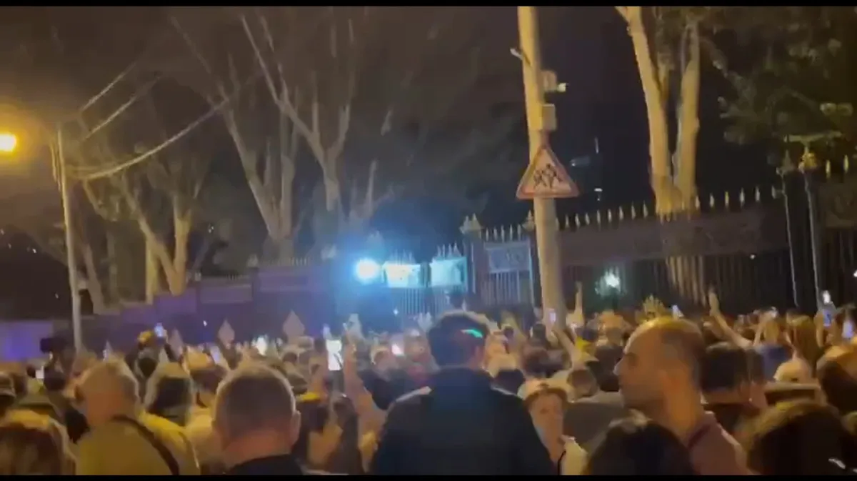 В Ереване протестные движения. Толпа штурмует ворота парламента с требованием отставки премьер-министра Пашиняна