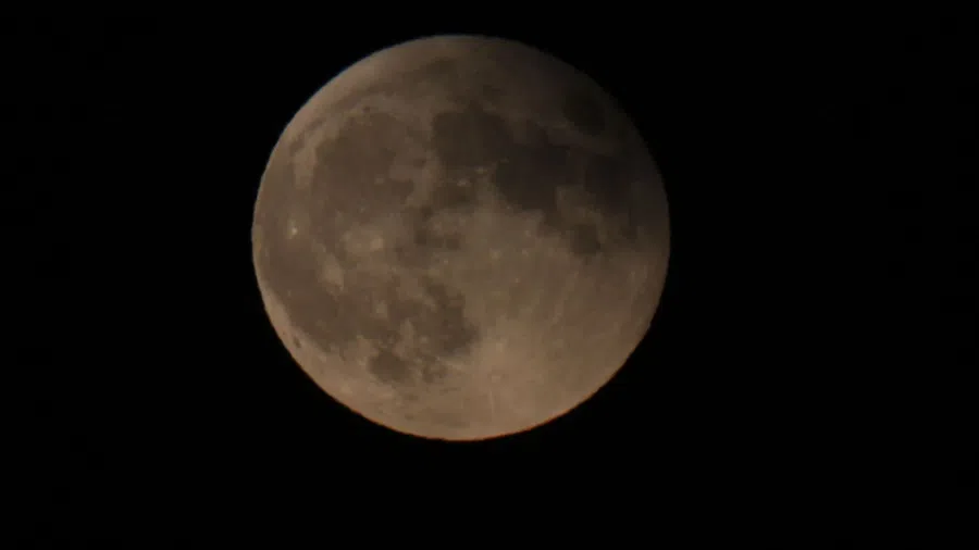 Кровавая луна: Какими сибиряки увидели самое длинное лунное затмение и полнолуние 21 века, рассказал и показал 19 ноября астроном Большого планетария Новосибирска