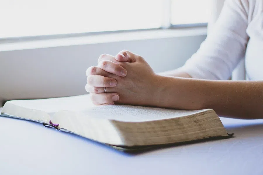 Как покаяться в грехах перед Богом дома: какую молитву читать, чтобы Господь услышал ее вне храма