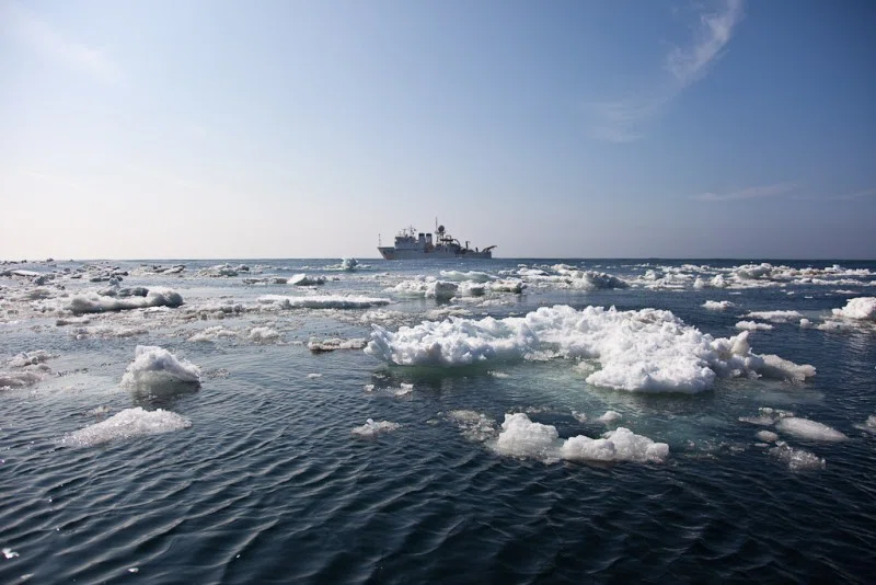 Сигнал бедствия подал экипаж грузового судна в Охотском море в 20 км от берега