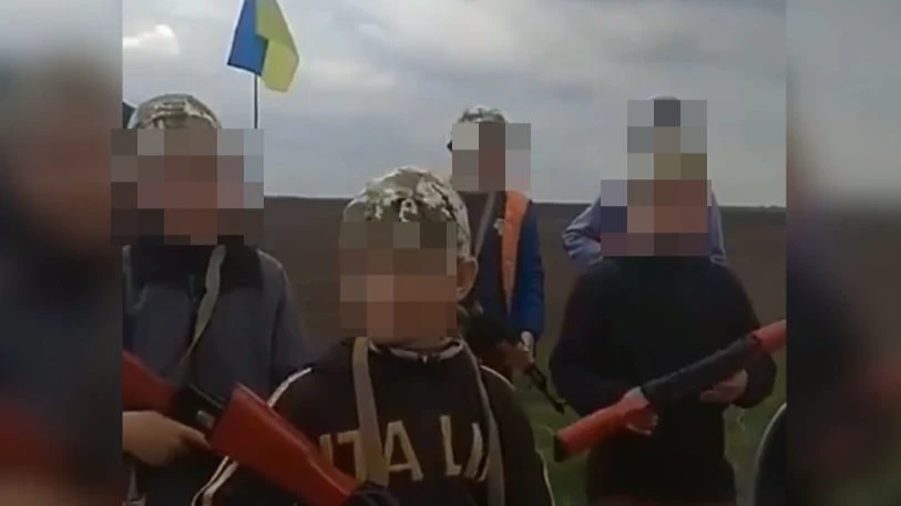 Дети пригрозили, что будут «стрелять» по русским солдатам. Фото: стоп-кадр с видео телеграм-канала «Оперативные сводки»