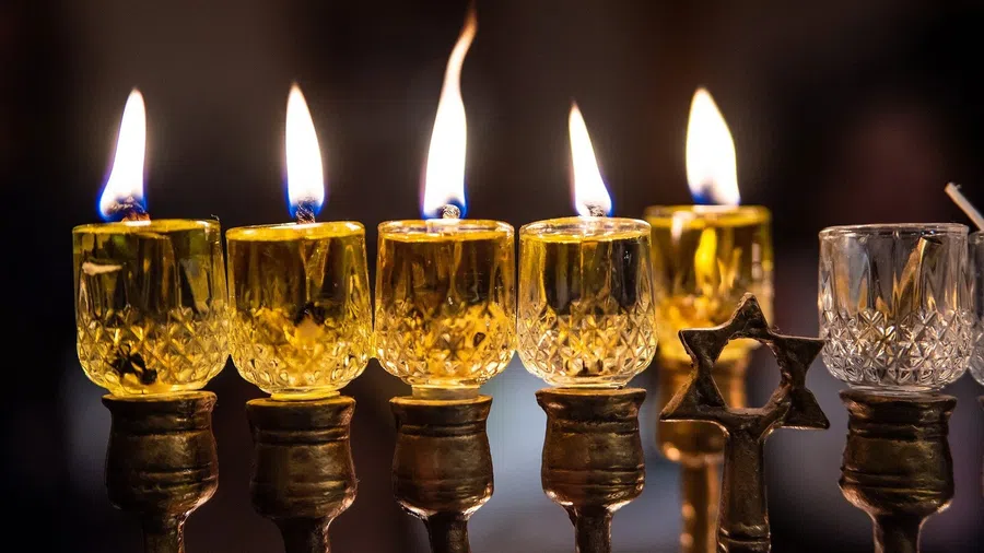 Ханука-2021: почему на еврейский праздник зажигают 8 свечей, правила зажигания, сколько дней продлится праздник? Что поставить на стол? Рецепты на день победы Добра над Злом