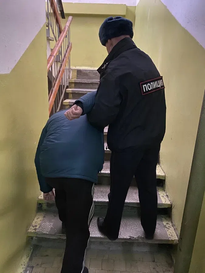 В Екатеринбурге рецидивист, находящийся в федеральном розыске, во время допроса напал с ножницами на следователя