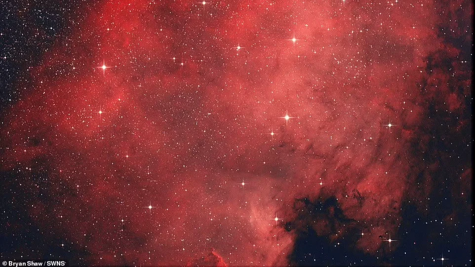Астроном-любитель делает потрясающие фотографии далеких туманностей с помощью телескопа в своем саду за домом в Восточном Эйршире, в том числе невероятный снимок туманности Ориона, удаленной на 1344 световых года
