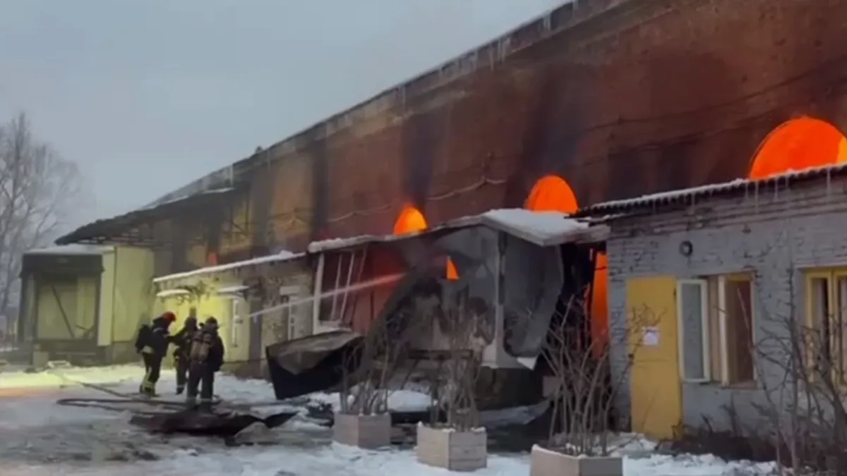 Семь человек погибли в результате пожара на цветочном складе в центре Москвы. Огонь потушили через 9 часов