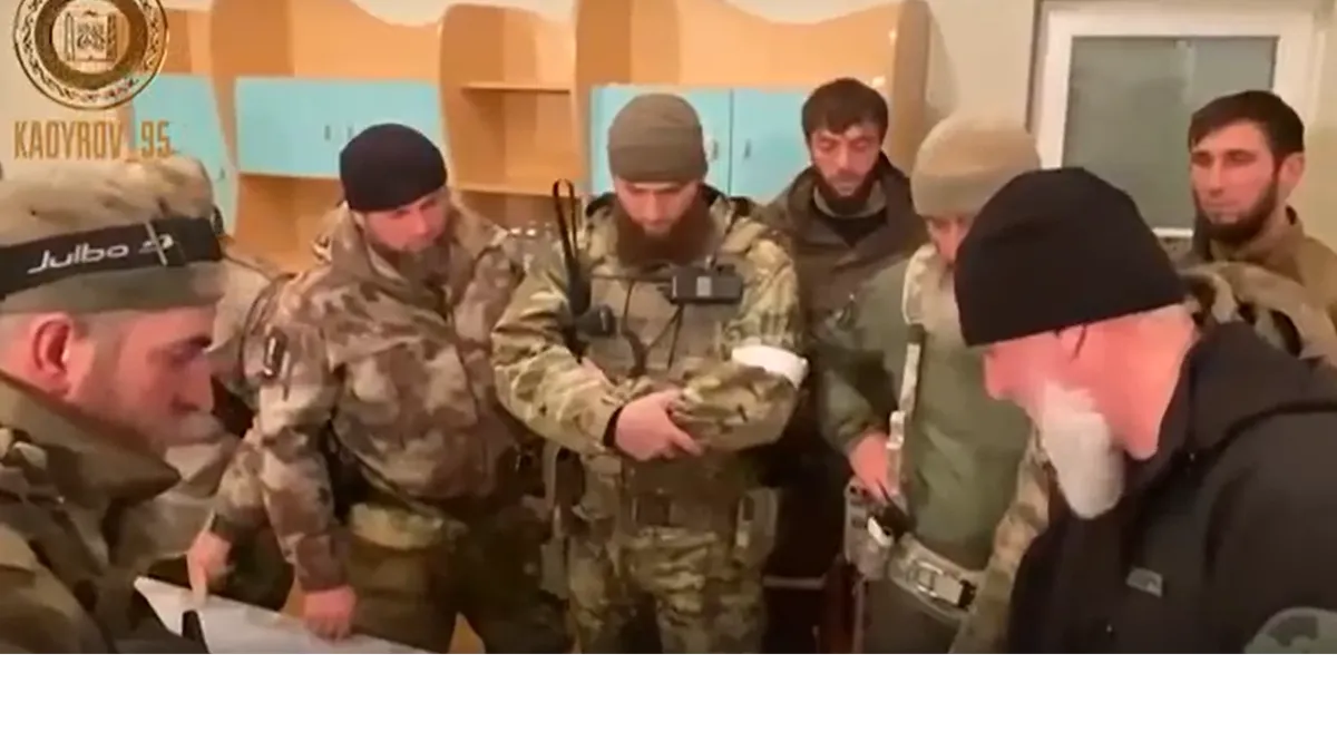 Бойцы Чечни готовятся к штурму «Азостали». Фото: скриншот с видео из телеграм-канала Рамзана Кадырова