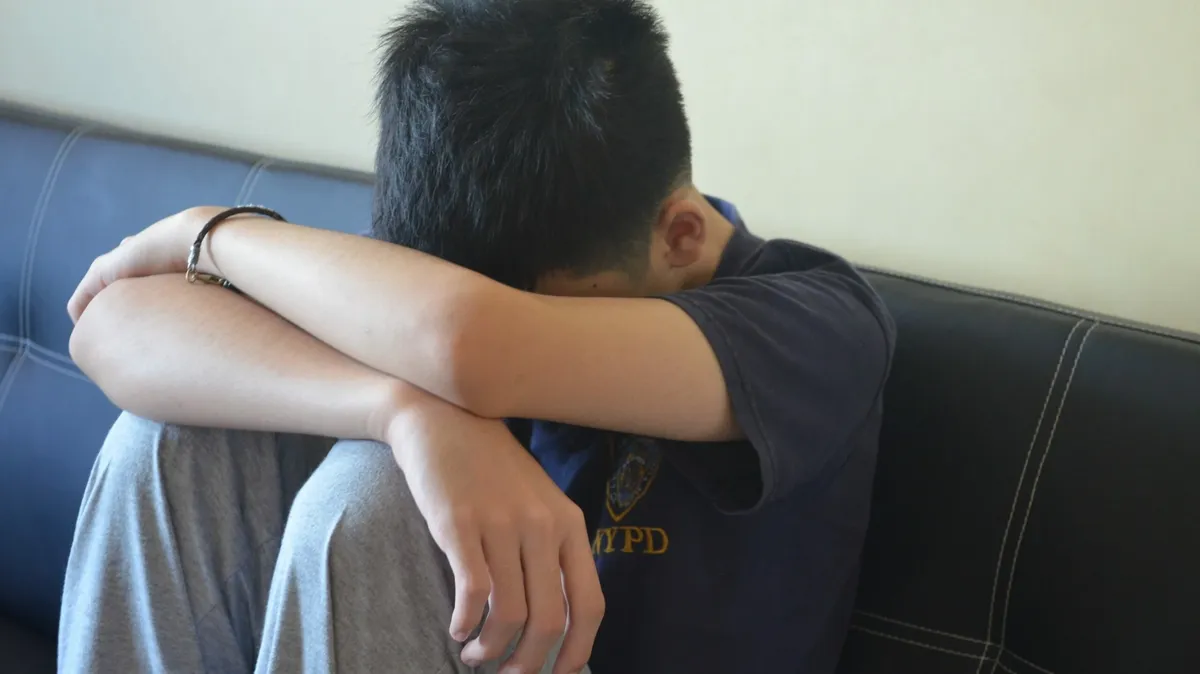 В Алтайском районе отчим изнасиловал 13-летнего мальчика в бане на глазах у его матери