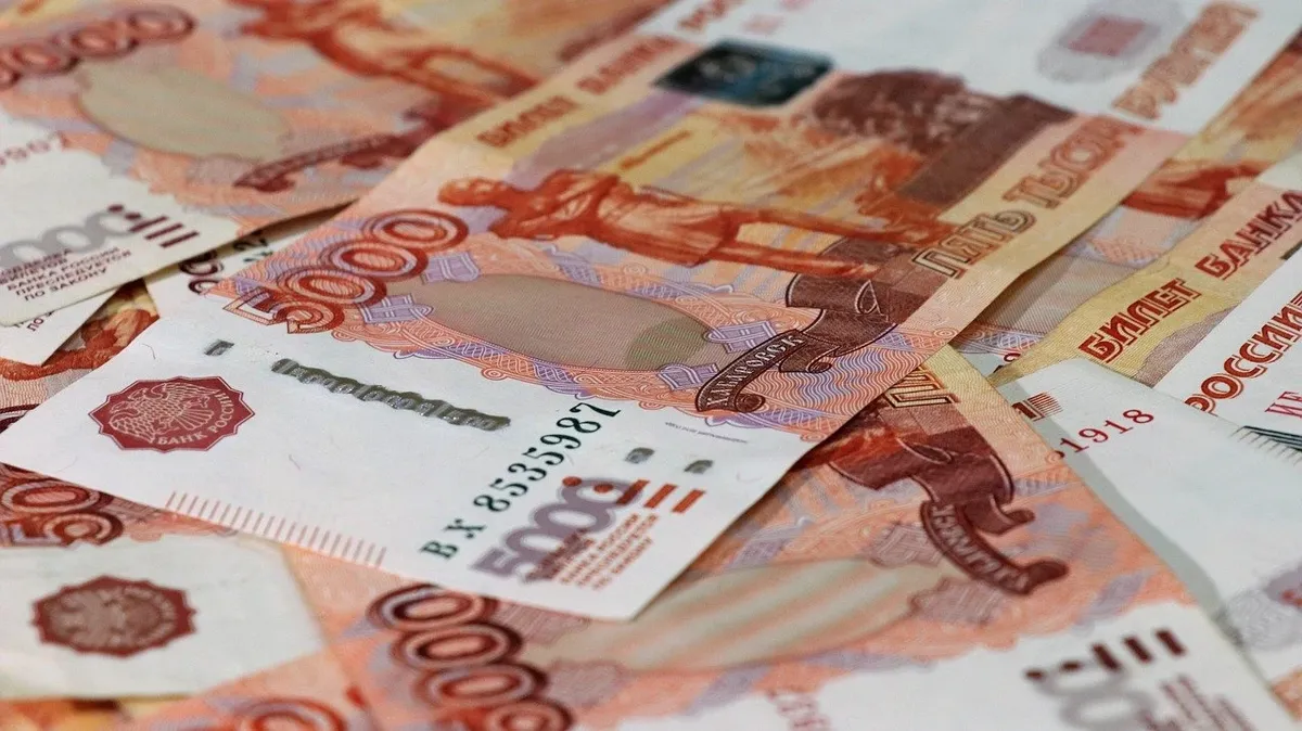 Россияне начали ажиотажно снимать деньги в банках – в феврале были обналичены рекордные 1,2 трлн рублей