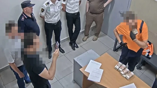 В Москве суд арестовал грузчика, который украл 21 миллион рублей из багажа в Шереметьево. На видео он достает из комбинезона пачки купюр, тяжело вздыхая