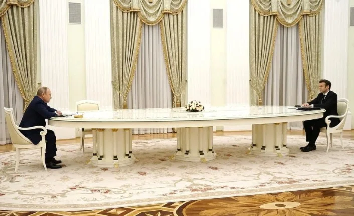 Путин провел переговоры с президентом Франции за четырехметровым столом из-за отказа Макрона сдавать ПЦР-тест