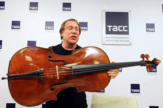 Художественный руководитель Санкт-Петербургского Дома музыки Сергей Ролдугин во время пресс-конференции, на которой он продемонстрировал виолончель «Стюарт»