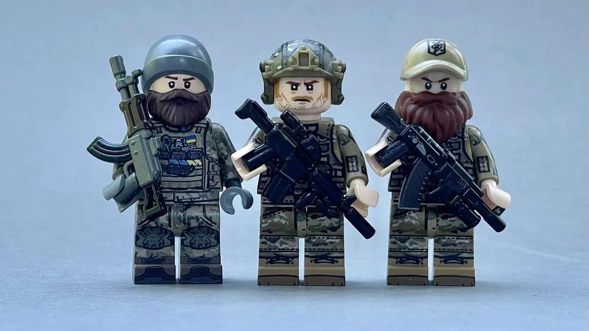 Компания «Lego» выпустила фигурки бойцов полка «Азов»*