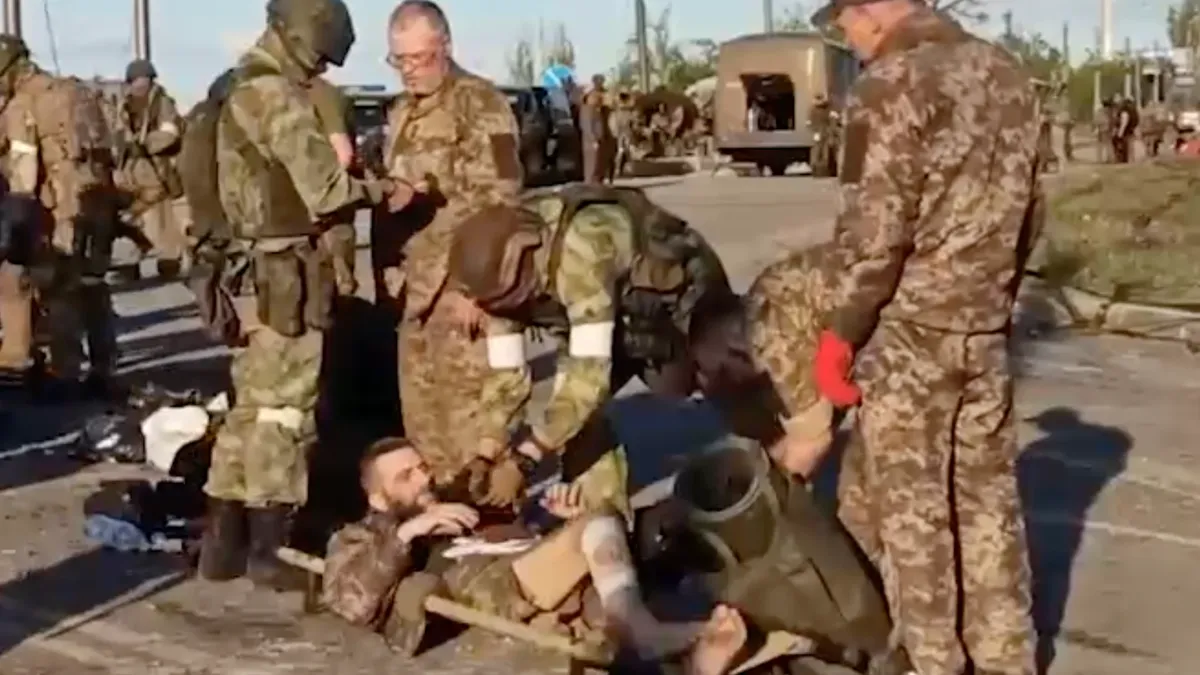 Появились видео-кадры сдачи в плен бойцов «Азова»*
