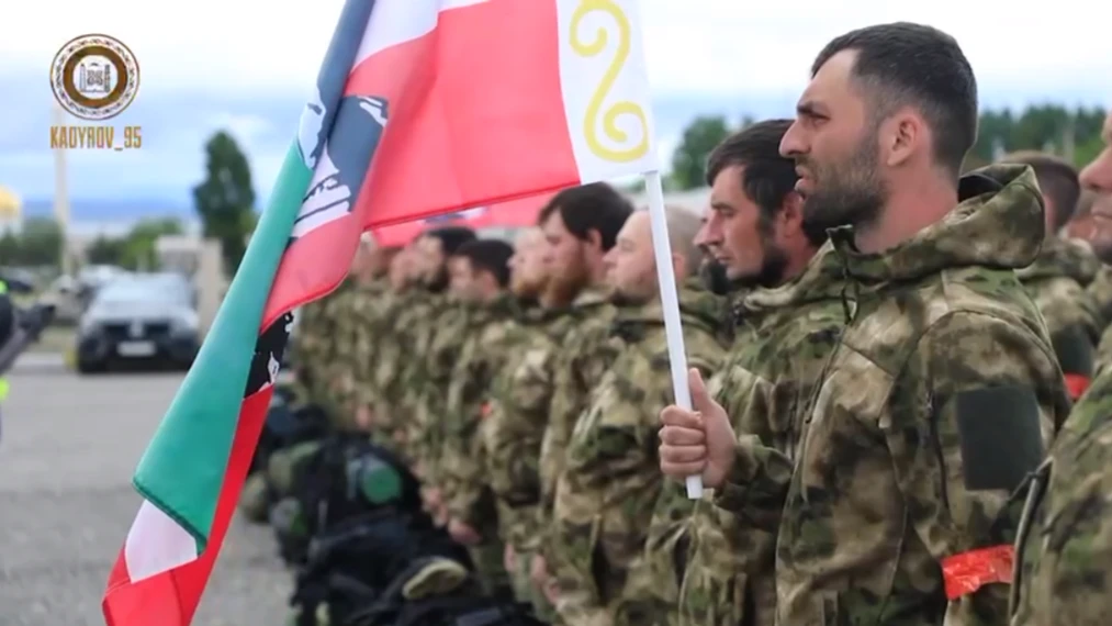 28 мая из Грозного на Украину отправилась очередная группа обученных бойцов. Фото: скриншот с видео Рамзана Кадырова 
