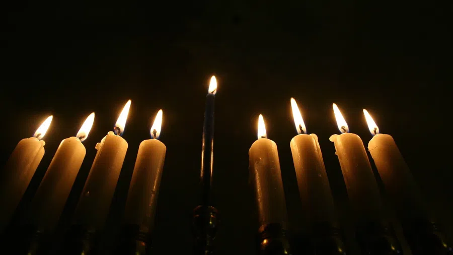 Где купить ханукальные свечи на еврейский праздник, и из чего они должны быть сделаны на Хануку? Все правила зажигания свечей