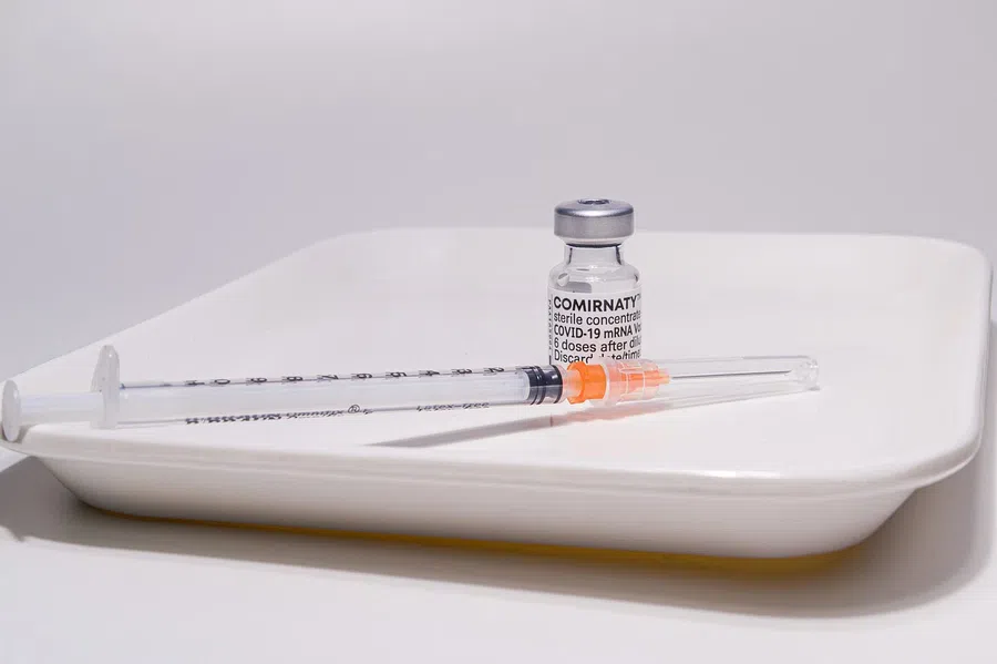 Третья доза вакцины Moderna или Pfizer может дать побочные эффекты: в чем они выражаются?