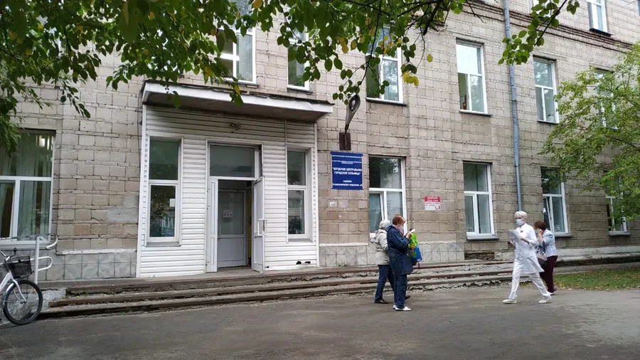 Поликлиника №1 ЦГБ Бердска принимает пациентов в штатном режиме с 30 августа 2021 после возгорания