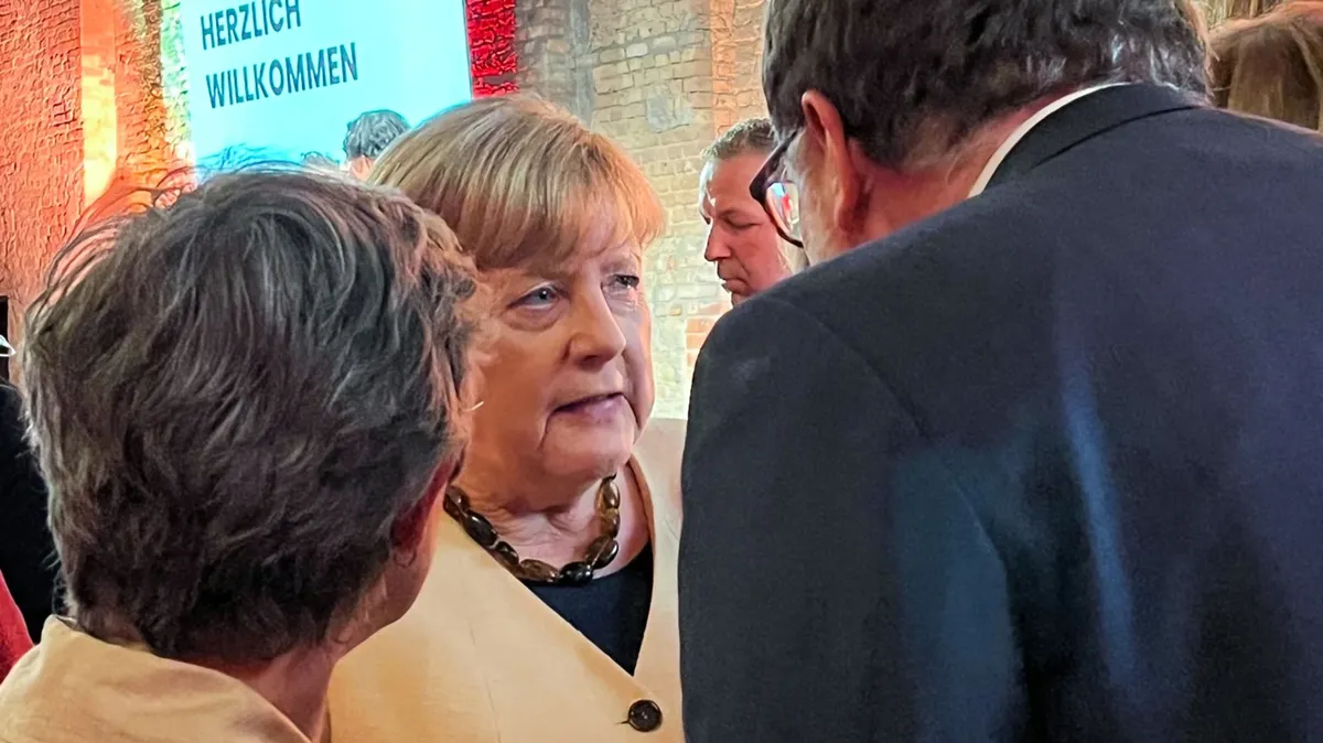 Бывший канцлер Германии Ангела Меркель на прощании с председателем Конфедерации профсоюзов Германии Райнером Хоффманном в Берлине 1 июня. Фото: Бэзил Вегенер/альянс фото через Getty Images