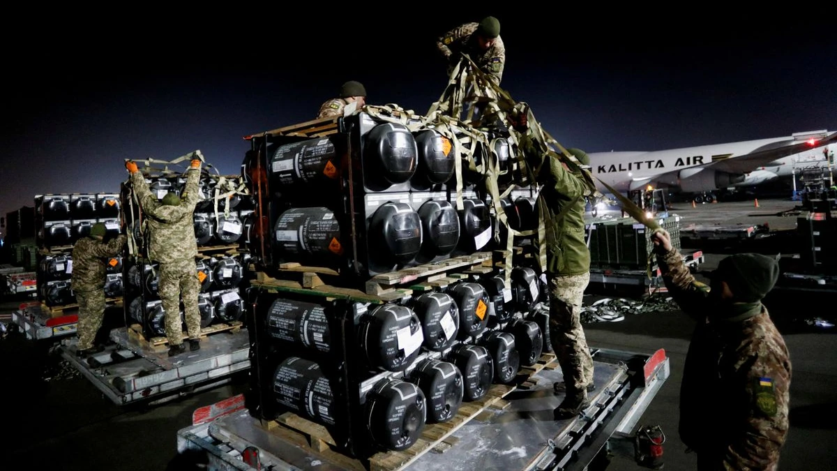 Противотанковые ракеты Javelin, доставленные самолетом в рамках пакета военной поддержки США Украине. Фото: Валентин Огиренко/REUTERS