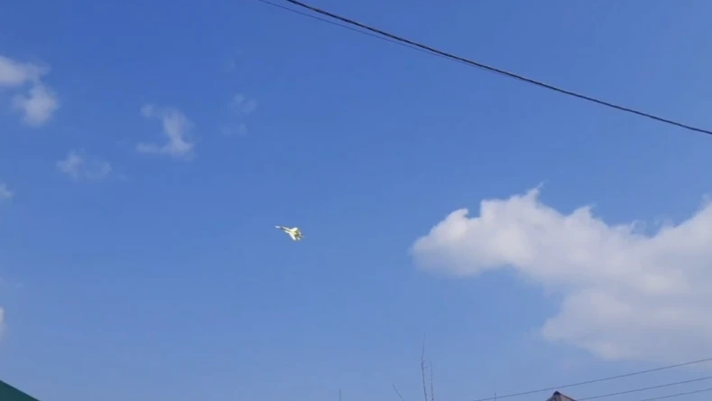 Сверхзвуковой истребитель сделал несколько кругов в небе над Бердском. Фото: скриншот с видео Курьер.Среда
