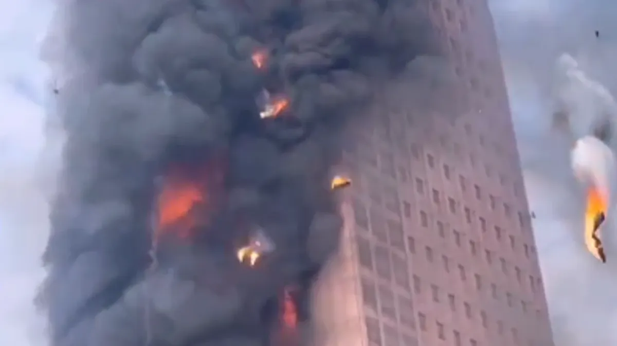 Количество жертв может исчисляться сотнями: В Китае пожар за несколько секунд охватил 200-метровое здание China Telecom - видео