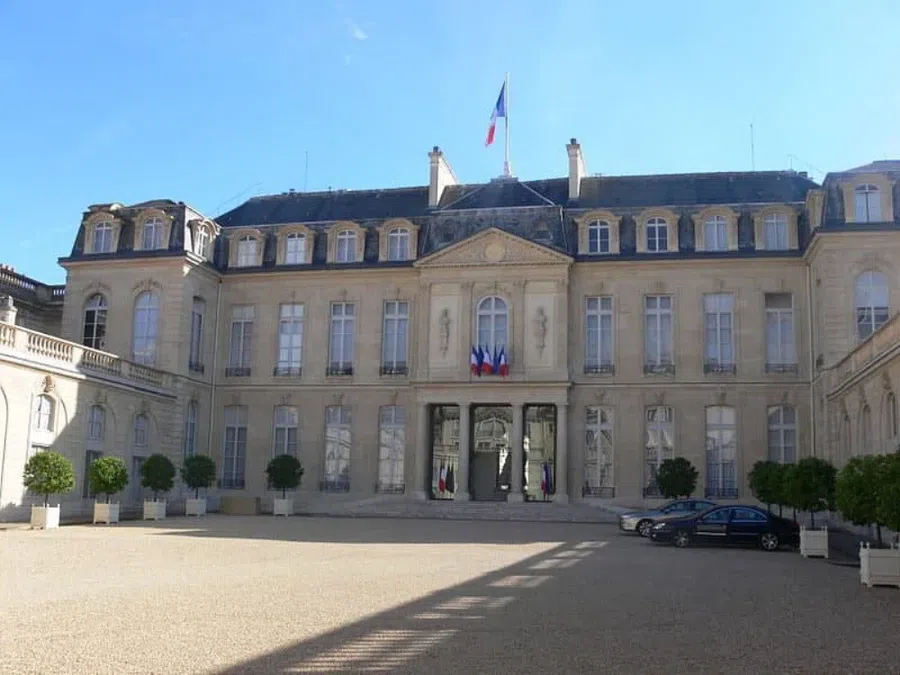 Военнослужащую изнасиловали во дворце президента Франции во время работы с секретным документами