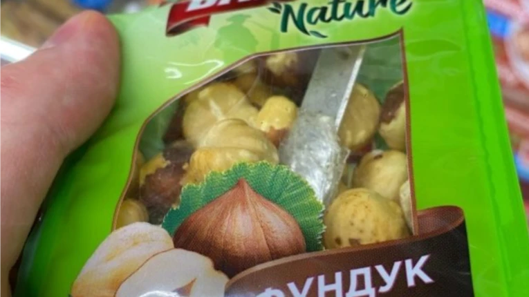 Жителю Новосибирска попалась в пачке орехов заточка. Острый «сюрприз» шокировал покупателя супермаркета