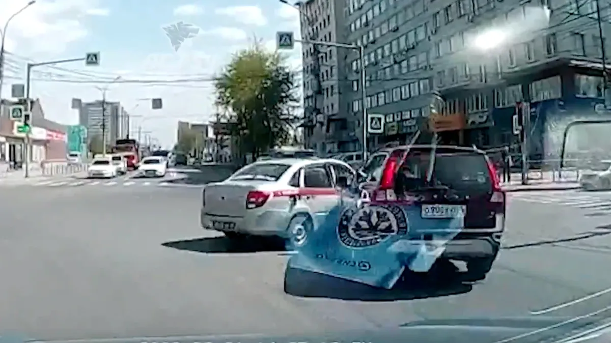 «Водитель попал!» В Новосибирске автомобиль Росгвардии попал в ДТП с участием иномарки — видео аварии