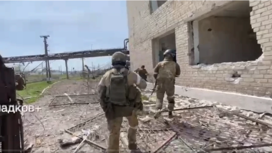 Военные осмотрели территорию, которую оставил противник. Фото: скриншот с видео военкора Сладкова