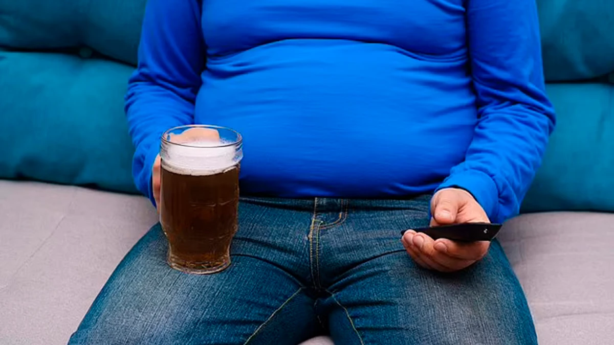 У людей с избыточным весом, которые выпивали сверх нормы, на 60% больше шансов заболеть раком. Фото: Dailymail.co.uk